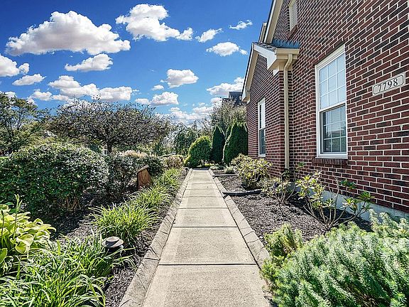 3rd image of 7798 Hedgewood Cir