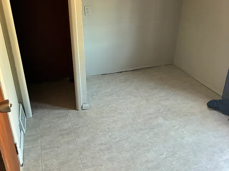 2476 Bellevue St — Photo 9