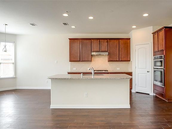 2nd image of 929 Sundrop Dr