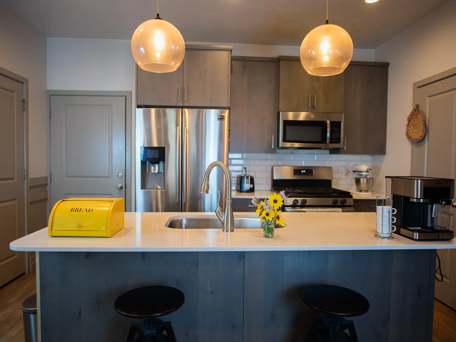 3 bed, 2.5 bath, 2100 sqft, $2,375 — Photo 3