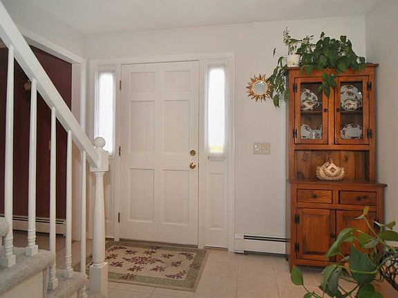 2nd image of 2 Knollridge Dr