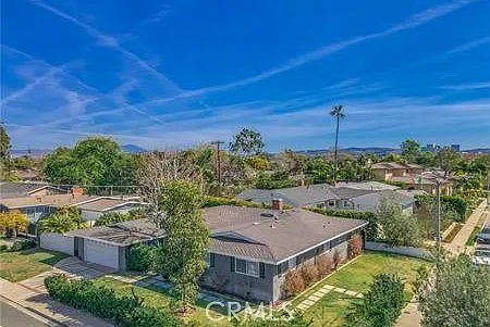 5 bed, 2.5 bath, 2307 sqft, $9,500 — Photo 2