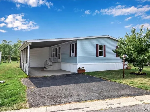 1227 Parkwood Dr, Lockport, NY 14094