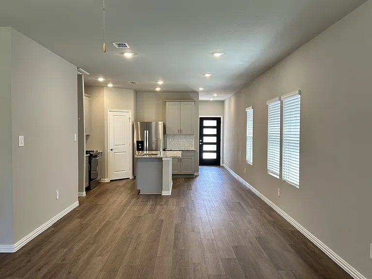 512 Dorothy Dr — Photo 3