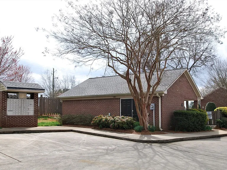 2874 Florence Dr — Photo 2