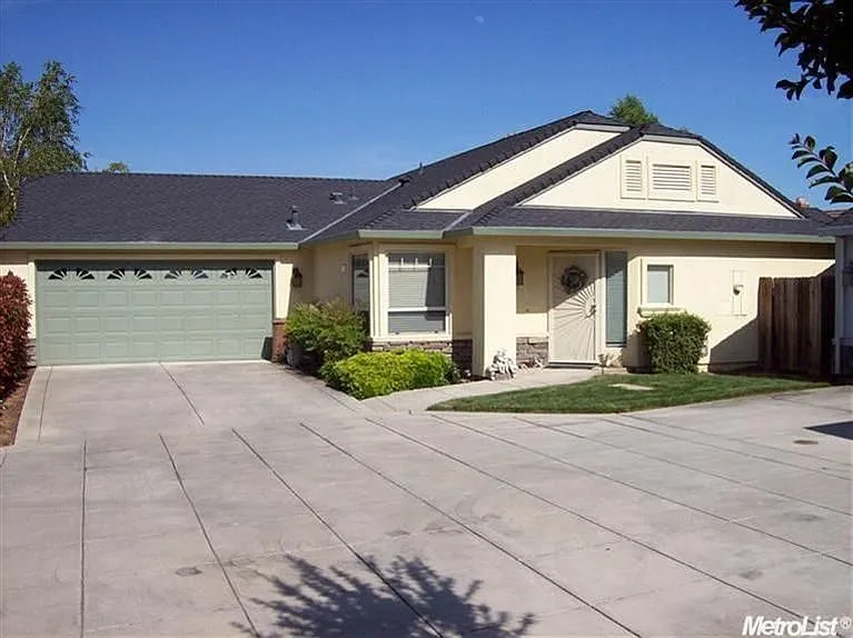 596 Village Dr photo 1