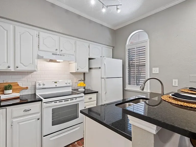 6318 Richmond Ave — Photo 10