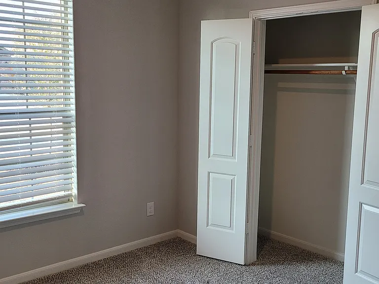 313 Zimmet Dr — Photo 2