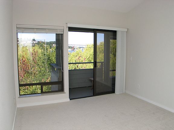5th image of 2348 Fairview Ave E Unit 402