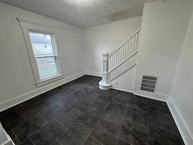 314 E Walnut St #6 — Photo 2