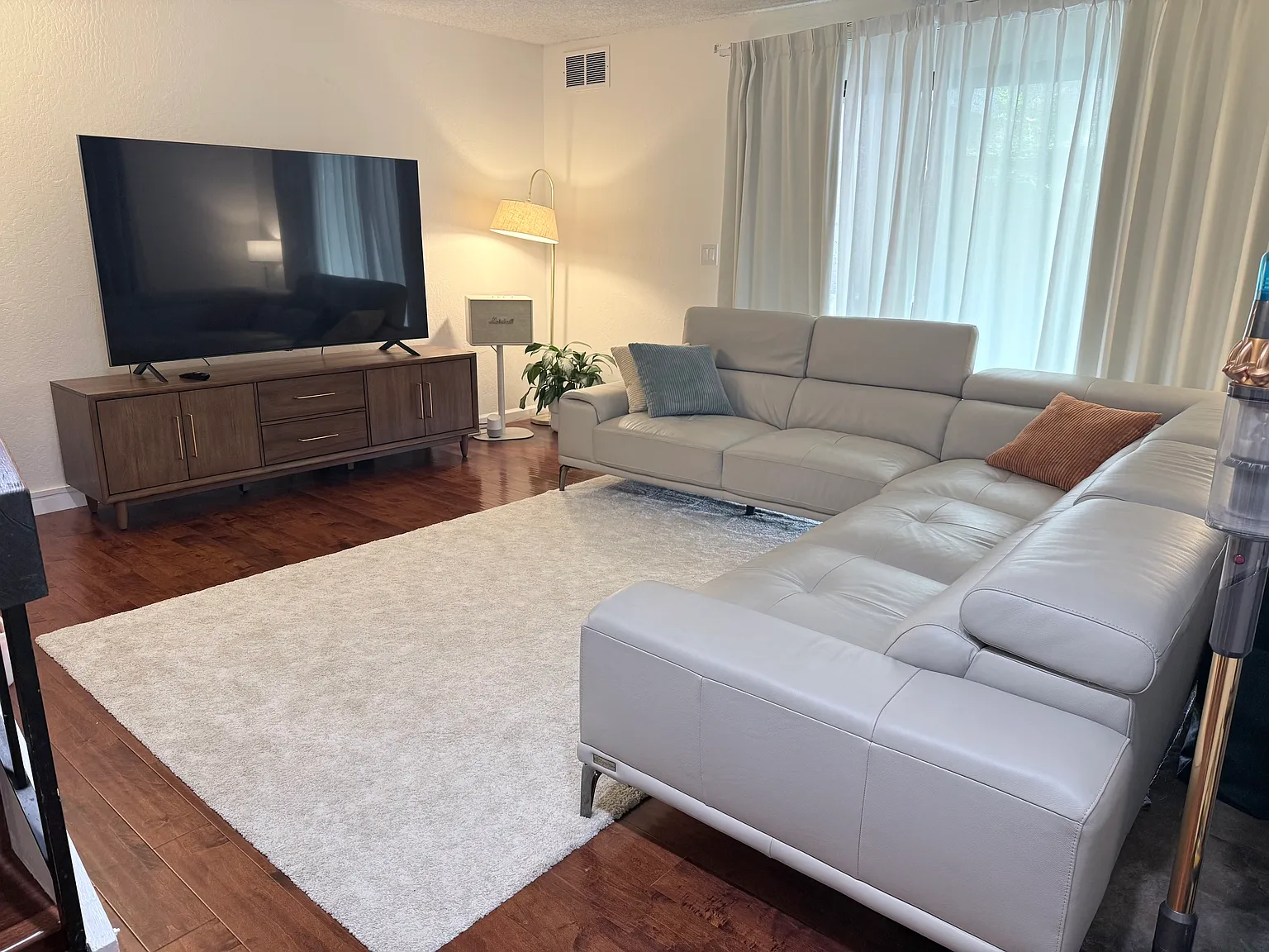 3 bed, 2.5 bath, 1419 sqft, $3,950 — Photo 3