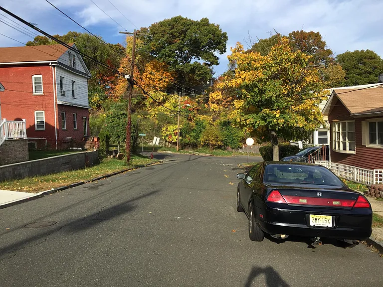 Avenue B — Photo 2