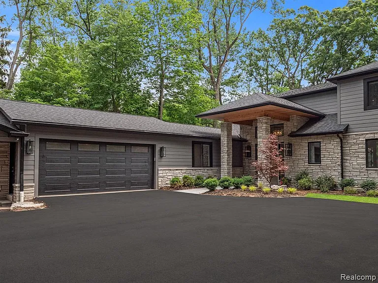 3511 Lakecrest Dr — Photo 2