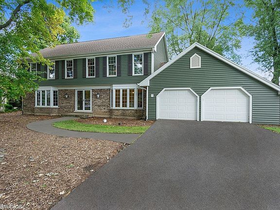2nd image of 1207 Lake Shore Dr N