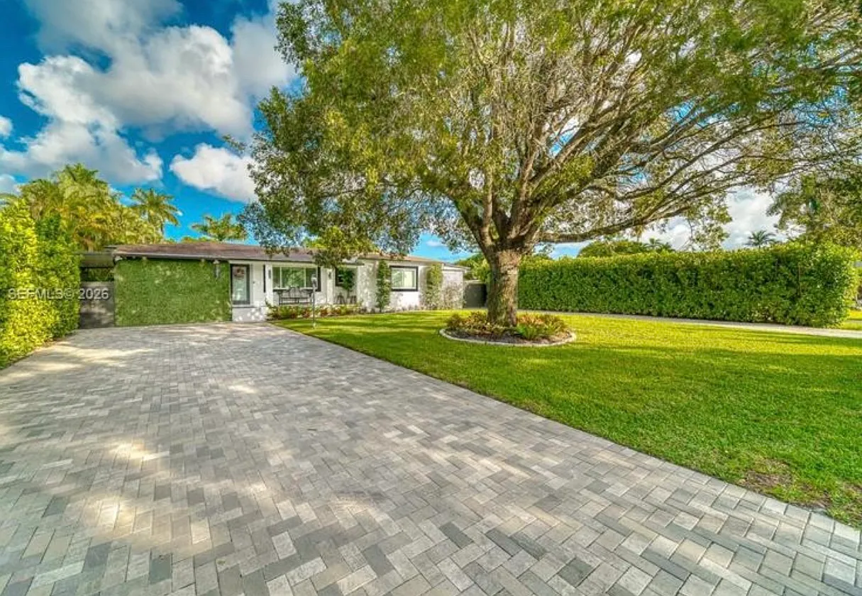 4 bed, 4.5 bath, 2323 sqft, $6,000 — Photo 1