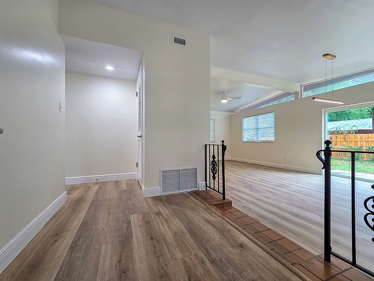 3702 NW 22nd Pl — Photo 5