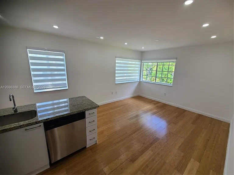 825 Michigan Ave #3 — Photo 17