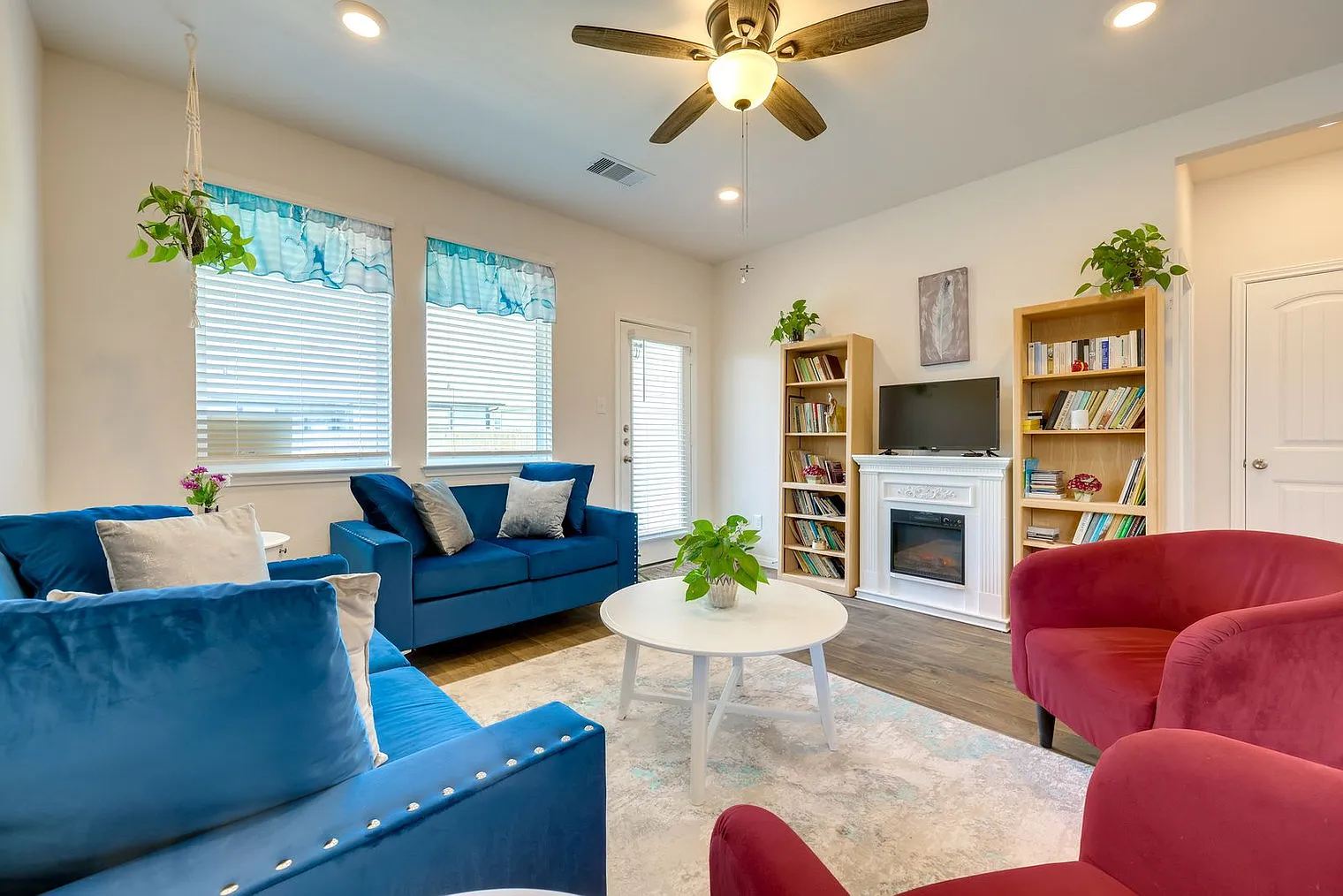 4 bed, 2.0 bath, 1528 sqft, $2,720 — Photo 2