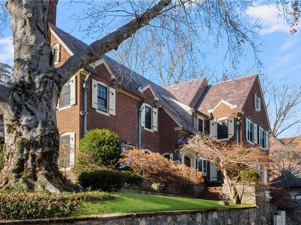 82 Freeman Pkwy, Providence, RI 02906