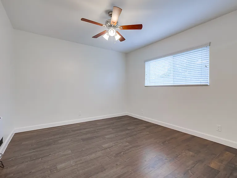 629-633 W Hyde Park Blvd — Photo 13
