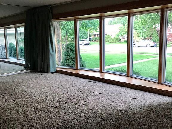 3rd image of 8208 Lowell Ave