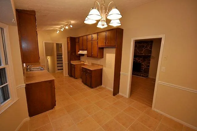192 Holly Springs Ct — Photo 4
