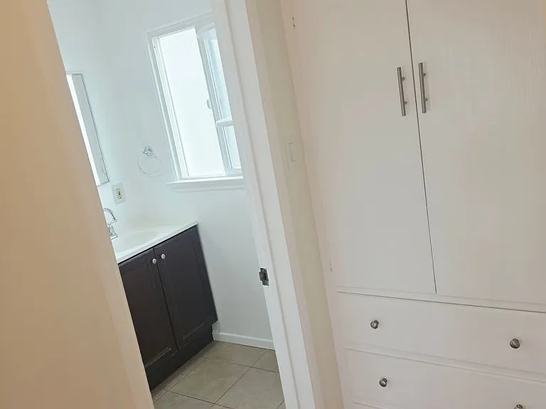 1056 Linden Ave — Photo 7