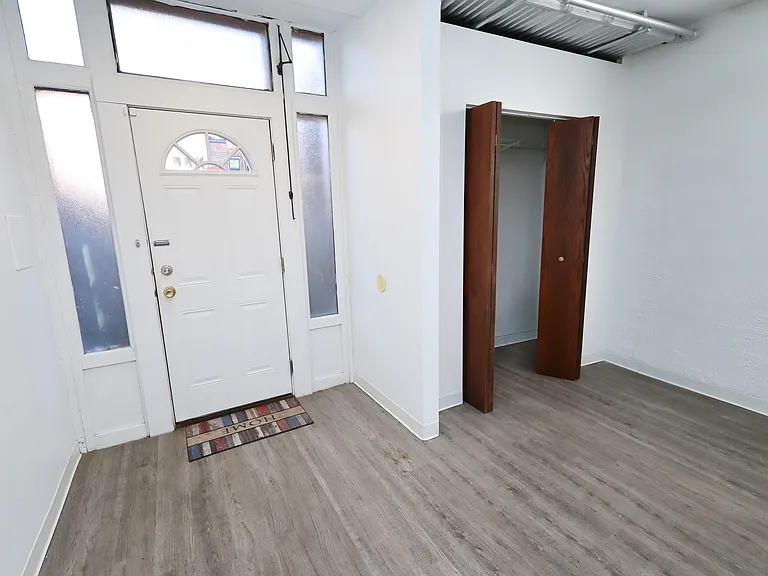 Yale Apartments — Photo 30