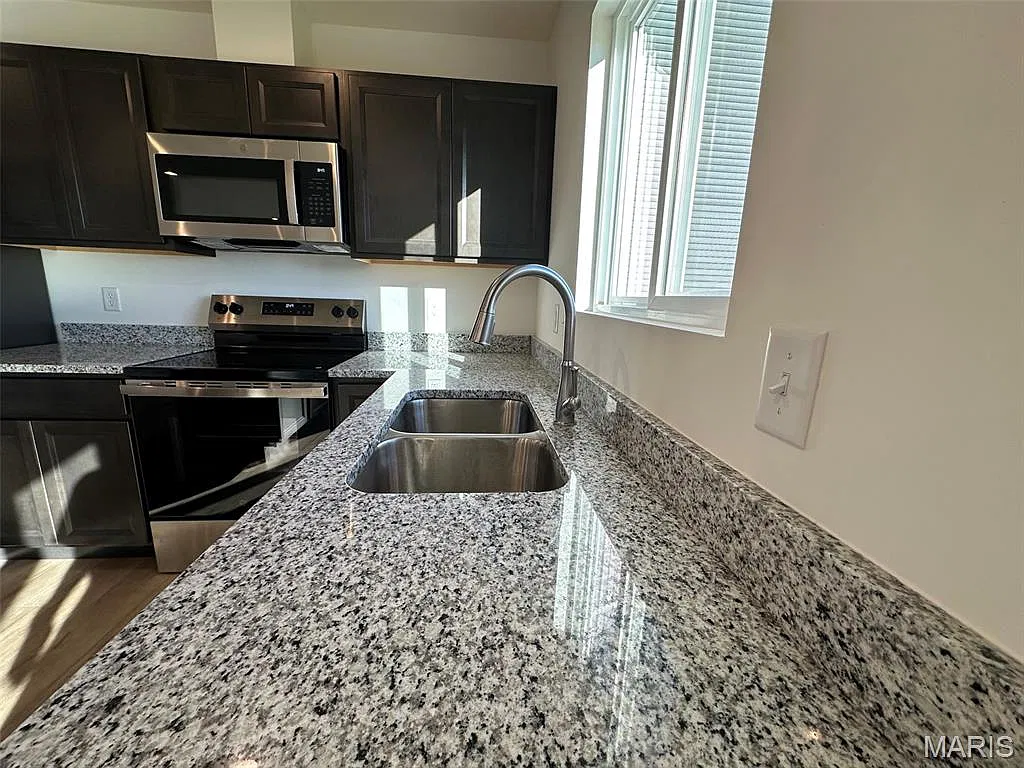 3 bed, 2.5 bath, 1427 sqft, $2,500 — Photo 4