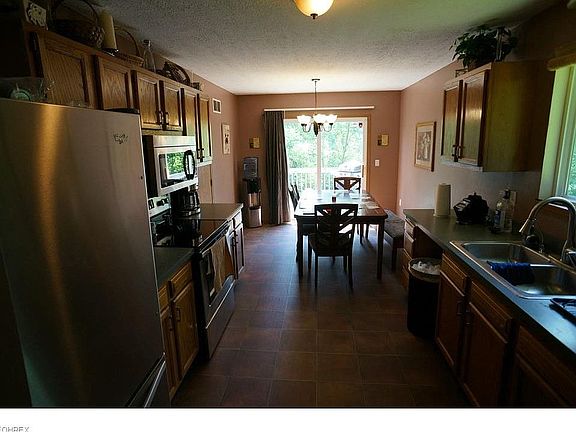 3rd image of 1462 Thurston St