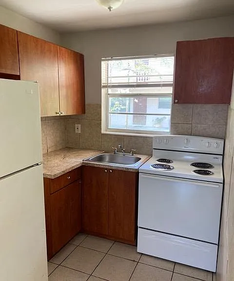 Sunset Apartments — Photo 7
