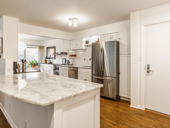4th image of 25 E 40th St APT 2A