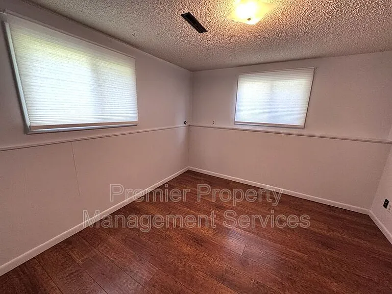 1940 Avenue C — Photo 10