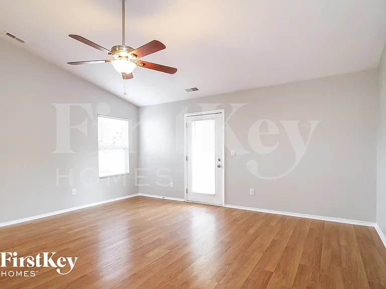 530 Martha Ct — Photo 4