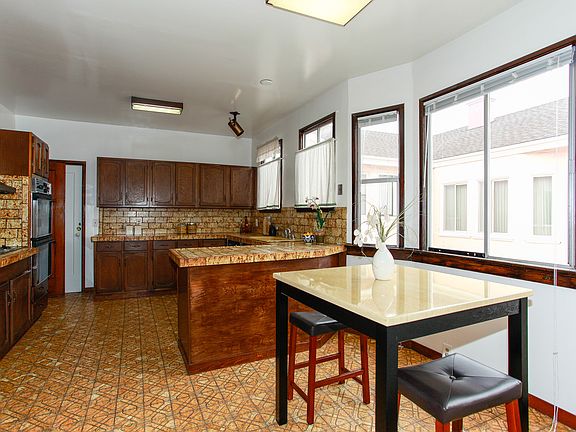 4th image of 465 Monticello St