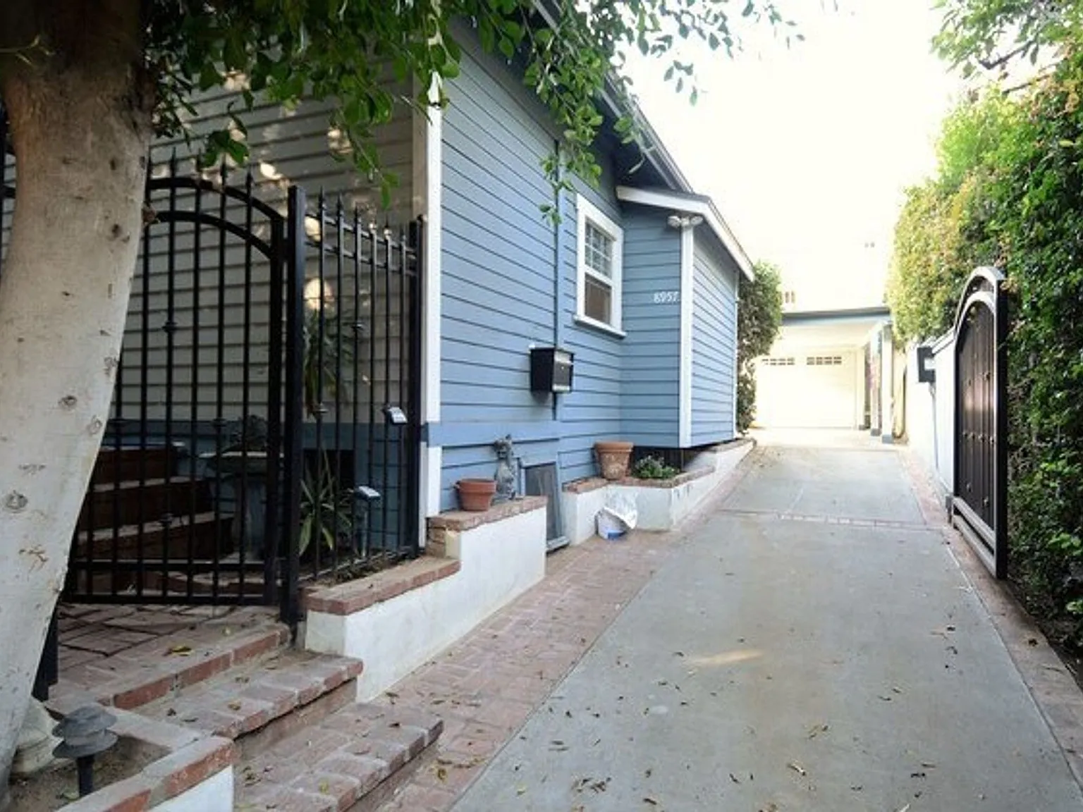 West Hollywood Oasis! *Free Rent* — Photo 1