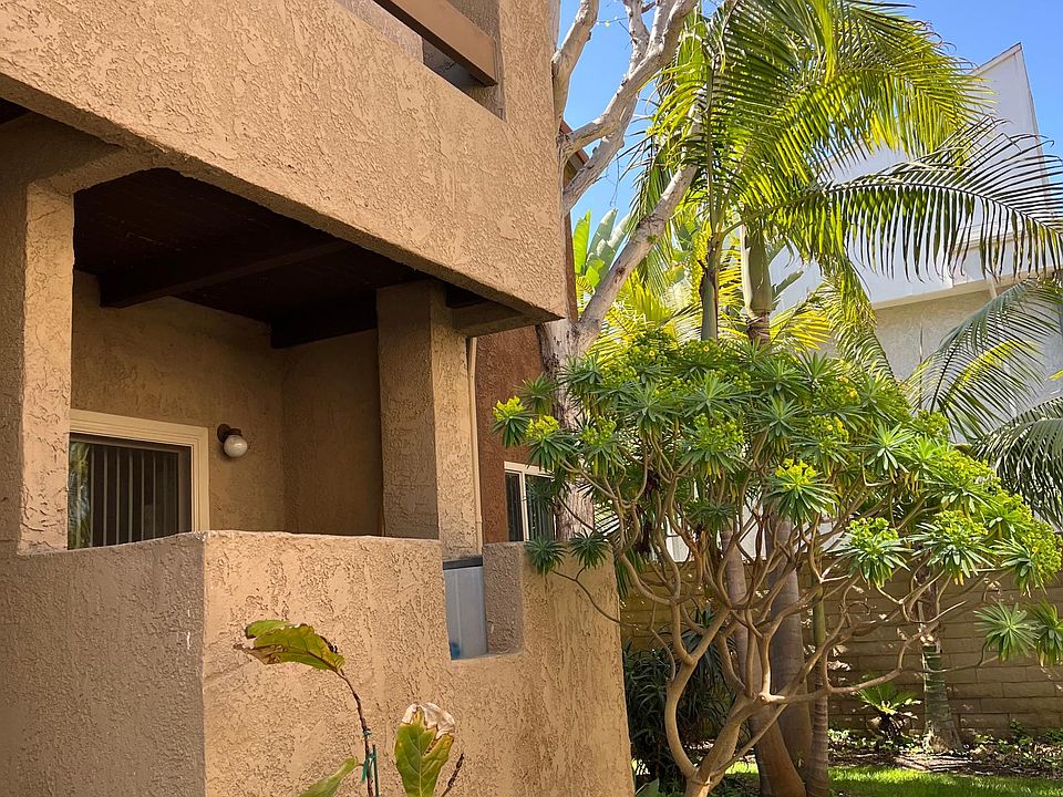 Upstairs, end, corner unit welcomes you