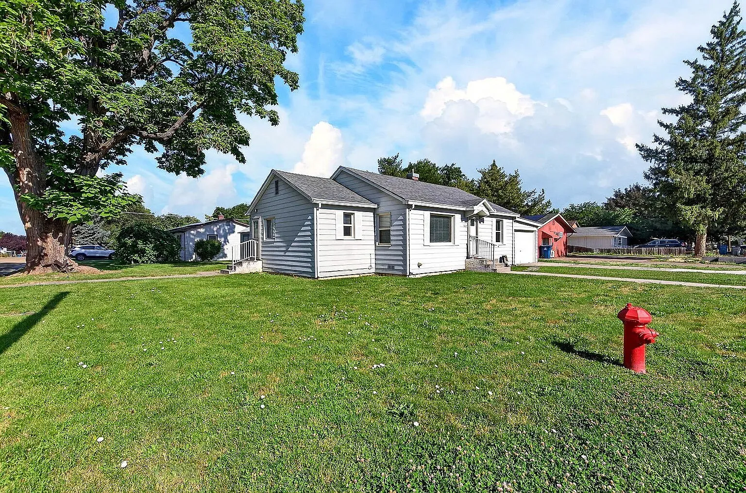3 bed, 1.0 bath, 1057 sqft, $2,000 — Photo 2