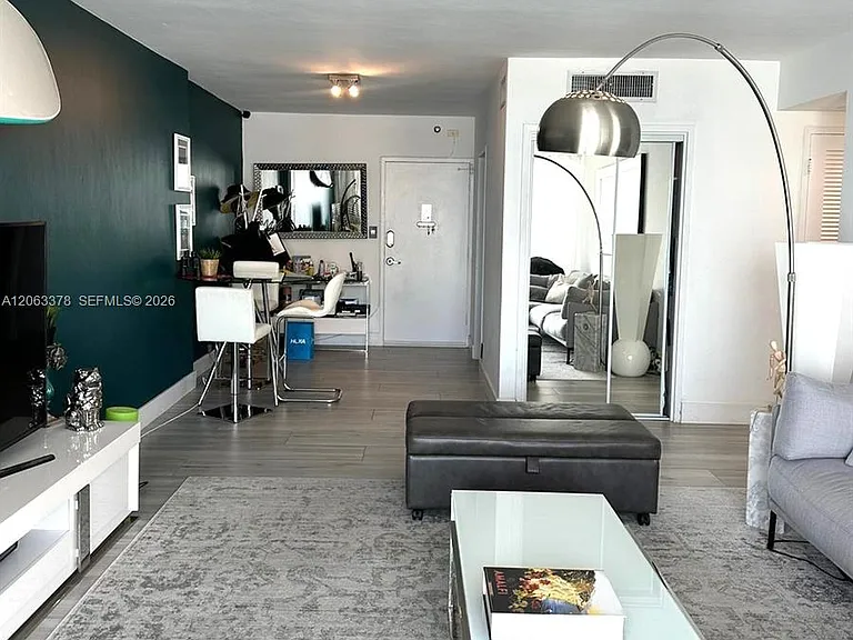 1000 West Ave #27 — Photo 4