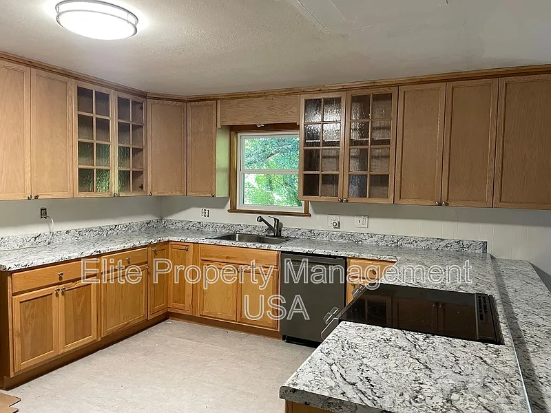 3 bed, 2.0 bath, 1456 sqft, $2,200 — Photo 3