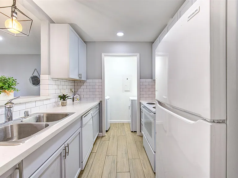 3929 Tanglewilde St #3929 — Photo 1
