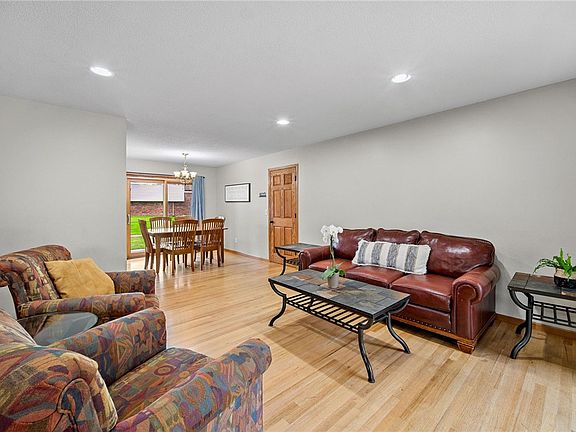 4th image of 1425 NW Pebble Dr
