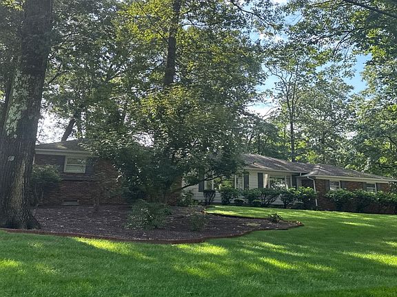 3rd image of 413 Carriage Ln