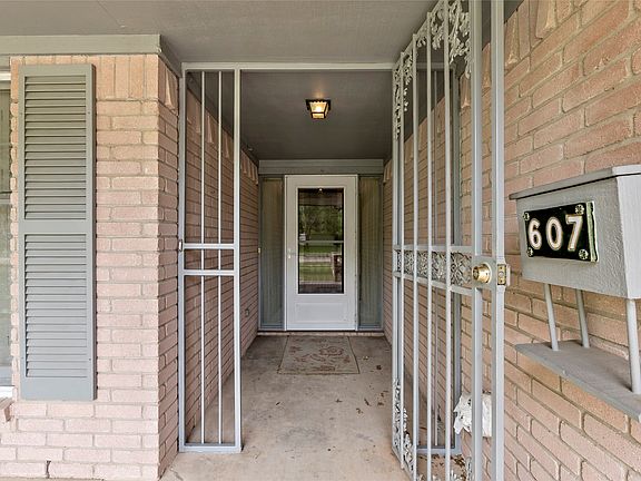 4th image of 607 E 31st St