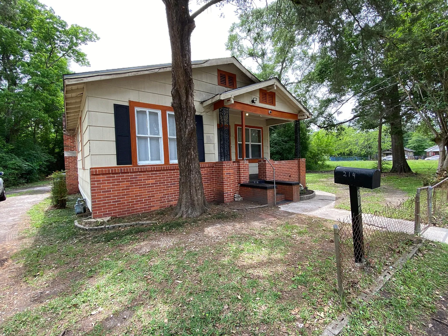 214 Chandler St — Photo 2