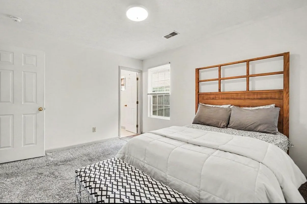 3 bed, 1040 sqft, $1,900 — Photo 4