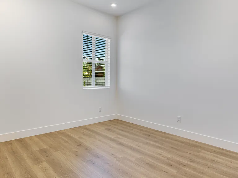 1580 W Garfield St — Photo 13