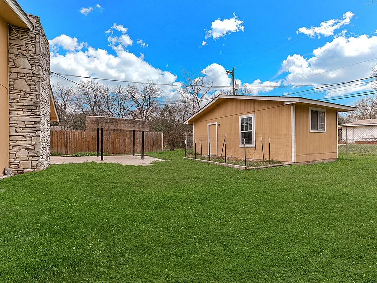 615 Burwood Ln — Photo 31