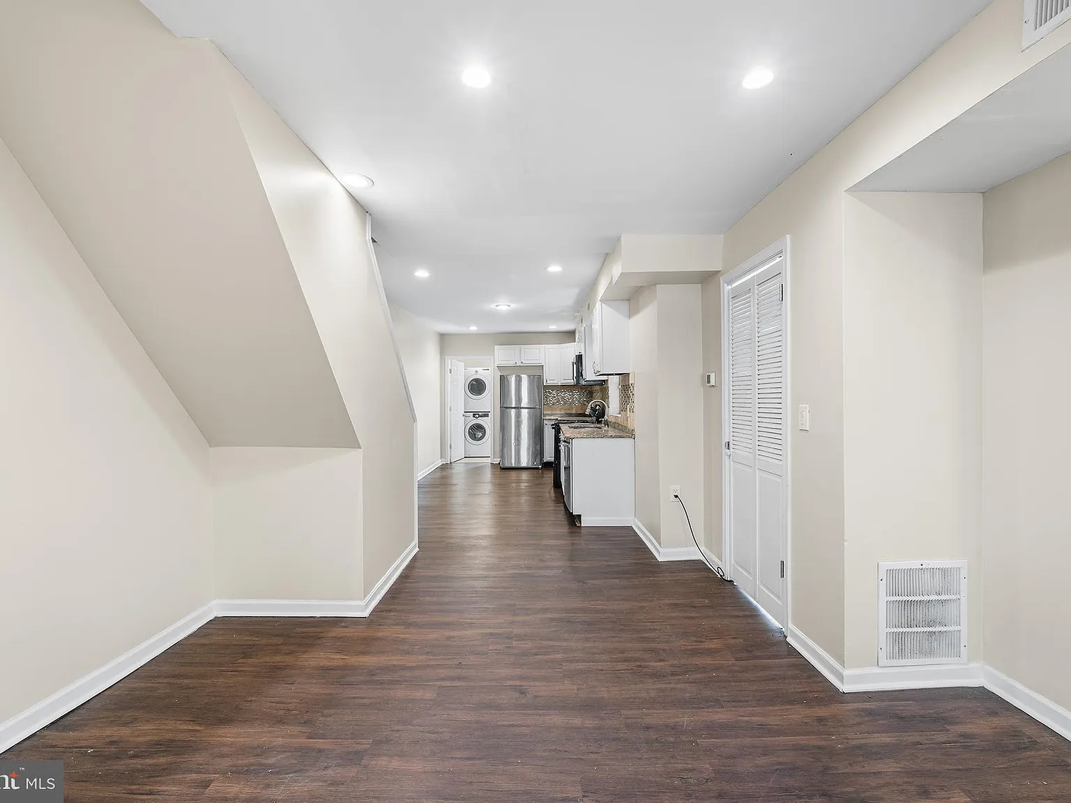 3 bed, 2.5 bath, 1600 sqft, $2,000 — Photo 3
