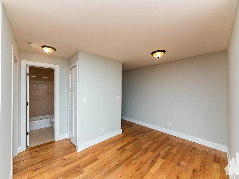 450 W Barry Ave — Photo 4